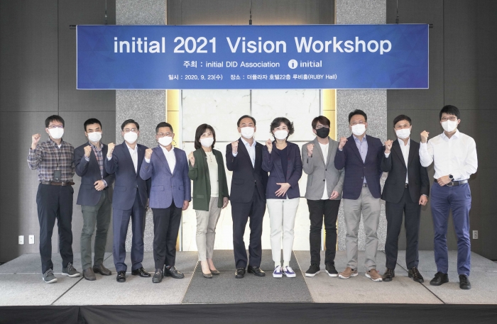 이니셜 DID 연합은 23 일 서울 더 플라자에서 컨소시엄 참여사 대상으로 열린 ‘이니셜 2021 비전 워크숍’을 통해 DID 사업 추진 현황 및 신규 서비스 출시 계획을 공유했다. 왼쪽부터 NH 농협은행 신기술파트 류창보 팀장, 현대카드 Digital 신사업실 임은택 상무, KB 국민은행 IT 기술혁신센터 조진석 센터장, 삼성 SDS 보안사업부 서재일 전무, 삼성 SDS 블록체인센터 홍혜진 센터장, 코스콤 디지털인증사업단 김계영 단장, SK 텔레콤 블록체인/인증사업본부 오세현 본부장, CJ 올리브네트웍스 DT 융합연구소 손종수 소장, LG 유플러스 솔루션사업담당 박병주 담당, KT 블록체인시너지팀 심재희 팀장, 신한은행 디지털 R&D 센터 김현조 센터장/사진=코스콤