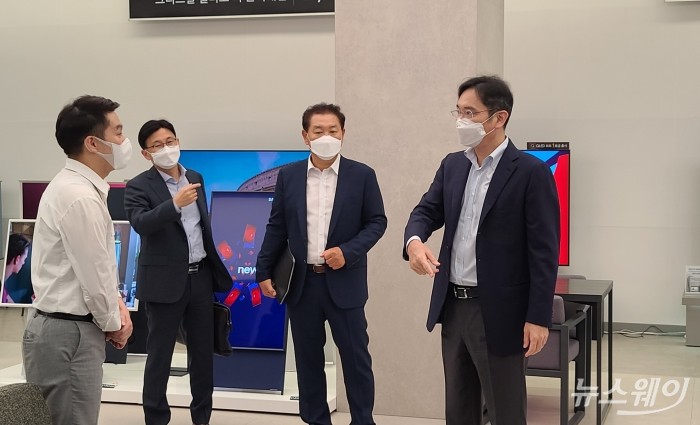 이재용 삼성전자 부회장이 지난 9일 서울 강남구에 위치한 삼성디지털프라자 삼성대치점을 찾아 프리미엄 가전제품 판매 현장을 점검하는 모습. 사진=삼성전자 제공