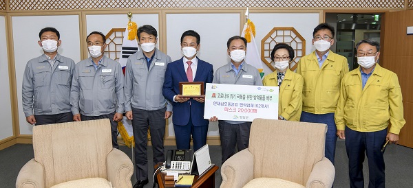 현대삼호중공업 김형관 대표이사가 28일 전동평 영암군수에게 코로나19 방역 물품 지원에 감사하다며 감사패를 전달했다. 사진=현대삼호중공업 제공