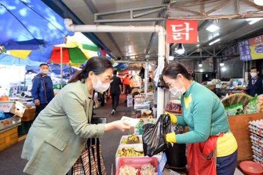 (왼쪽)은수미 성남시장이 전통시장에서 장을 보고 있다.