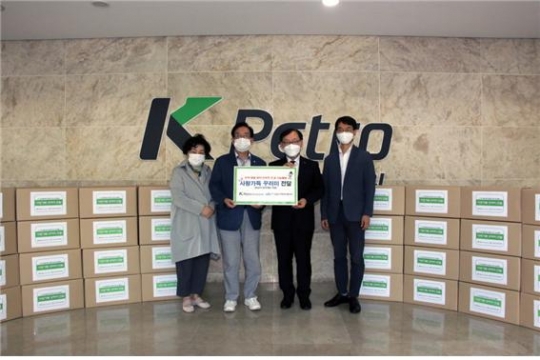 (사진 왼쪽부터) 성남시사회복지협의회 한영애 부회장, 노만호 협회장, 한국석유관리원 이용구 경영이사, 황인하 기획처장