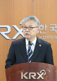 더불어민주당 K뉴딜위원회 뉴딜펀드정책간담회 결과 백브리핑하는 홍성국의원. 사진 = 홍성국 의원실