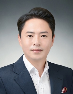 고무보트가 뒤집혀 바다에 빠진 시민 구한 남현봉씨. 사진=LG 제공
