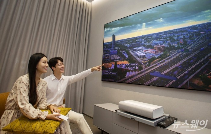 삼성전자 모델이 서울 논현동에 위치한 삼성디지털프라자 강남본점에서 프리미엄 가정용 프로젝터 ‘더 프리미어’를 선보이고 있다. 사진=삼성전자 제공