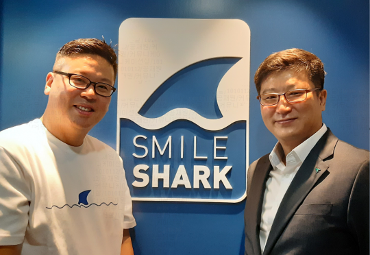 해외 수출기업들이 이메일(E-Mail)을 통해 수출대금을 정산 받을 수 있는 ‘이메일 빌링(Billing)서비스’ 제공 업무협약을 체결한 한경호 하나카드 글로벌·신성장사업본부장(오른쪽)과 장진환 스마일샤크 대표가 기념촬영을 하고 있다. 사진=하나카드