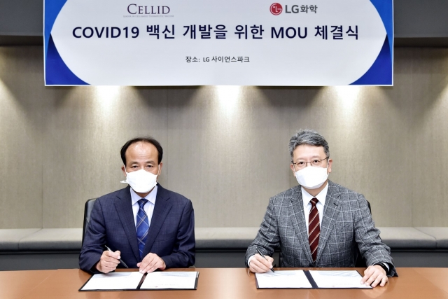 강창율 셀리드 대표(왼쪽)와 손지웅 LG화학 생명과학본부장이 코로나19 백신 개발과 대량생산을 위한 업무협약 체결 이후 기념촬영을 하고 있다. 사진=LG화학 제공