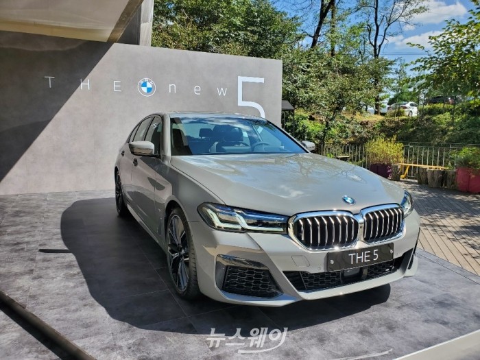 BMW 뉴 5시리즈는 국내에 520i와 530i, 530i xDrive, 540i xDrive, M550i xDrive로 구성된 가솔린 라인업과 48볼트 마일드 하이브리드 기술이 적용된 디젤 모델 523d 및 523d xDrive, 그리고 플러그인 하이브리드 모델인 530e로 출시된다. 사진=뉴스웨이DB