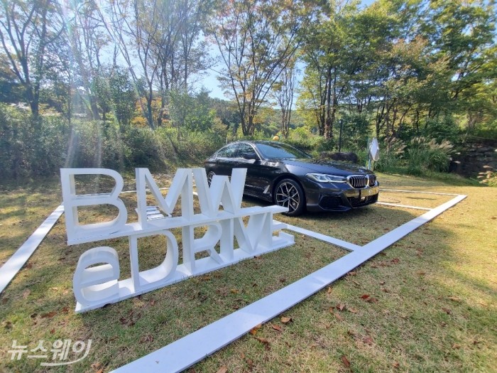 최신 BMW e드라이브 기술이 적용된 플러그인 하이브리드 모델 뉴 530e는 최고출력 184마력을 발휘하는 4기통 가솔린 엔진에 최고 109마력을 제공하는 전기모터가 조합되어 최대 292마력의 출력을 낸다. 사진=뉴스웨이DB
