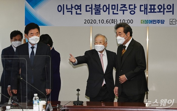 이낙연 더불어민주당 대표와의 경총 간담회. 사진=이수길 기자 leo2004@newsway.co.kr 더불어민주당 이낙연(오른쪽) 대표가 6일 오전 서울 마포구 백범로 한국경영자총협회에서 열린 경총과의 간담회에서 손경식 경총회장의 안내를 받고 있다.2020.10.6.