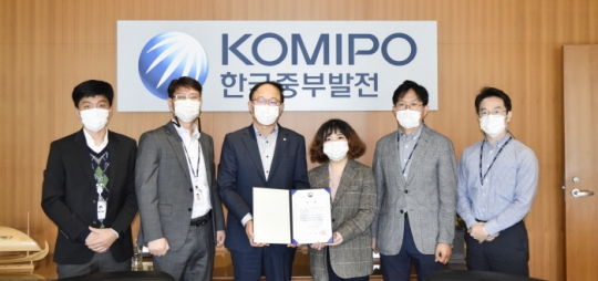 6일 한국중부발전 박형구 사장(왼쪽 세 번째)이 김수비 사원(왼쪽 네 번째) 에게 일학습병행 우수사례 경진대회 고용노동부장관상(학습근로자부문 대상)을 수여 후 직원들과 기념촬영을 하고 있다.