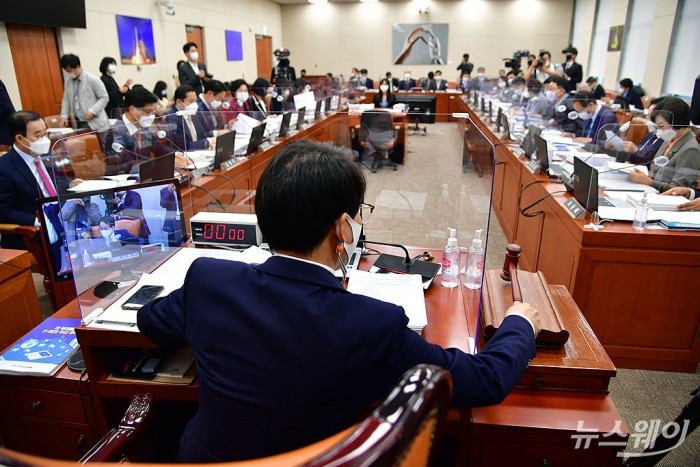 국회 2020 국정감사- 7일 국회 과학기술정보방송통신위원회에서 열린 과기부 등에 대한 국정감사에서 이원욱 위원장이 의사봉을 두드리고 있다. 사진=이수길 기자 leo2004@newsway.co.kr