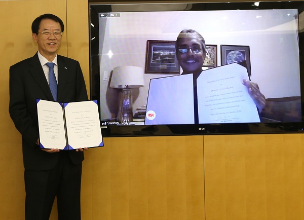 협약서 서명을 기념하는 포스코 이덕락 기술연구원장과 엑슨모빌RE 비제이 스와럽 부사장. 사진=포스코 제공