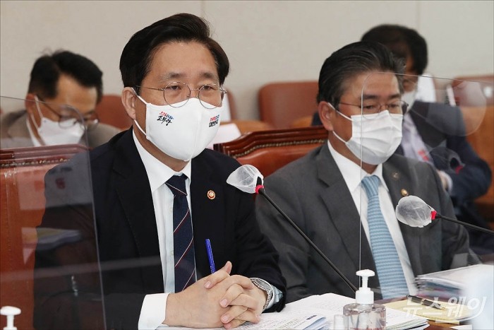 국회 2020 국정감사-산업통상자원중소벤처기업위원회 산업통상자원부. 사진=이수길 기자 leo2004@newsway.co.kr 성윤모 산업통상자원부 장관이 7일 오전 서울 여의도 국회에서 열린 국회 산업통상자원중소벤처기업위원회의 산업통상자원부에 대한 2020년 국정감사에서 여야 의원들의 질의에 답변하고 있다.