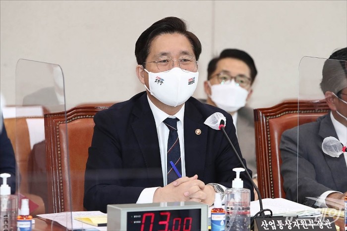 국회 2020 국정감사-산업통상자원중소벤처기업위원회 산업통상자원부. 사진=이수길 기자 leo2004@newsway.co.kr 성윤모 산업통상자원부 장관이 7일 오전 서울 여의도 국회에서 열린 국회 산업통상자원중소벤처기업위원회의 산업통상자원부에 대한 2020년 국정감사에서 여야 의원들의 질의에 답변하고 있다.