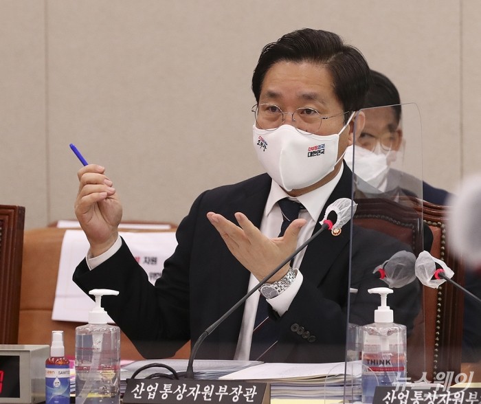 국회 2020 국정감사-산업통상자원중소벤처기업위원회 산업통상자원부. 사진=이수길 기자 leo2004@newsway.co.kr 성윤모 산업통상자원부 장관과 참석자들이 7일 오전 서울 여의도 국회 산업통상자원중소벤처기업위원회 전체회의실에서 열린 산업통상자원부 국정감사에서 의원들 질의에 답하고 있다. 2020.10.07