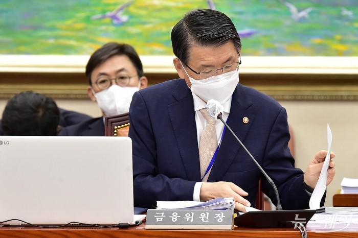 정무위원회 국정감사-금융위원회. 사진=이수길 기자 leo2004@newsway.co.kr 은성수 금융위원장이 12일 서울 여의도 국회 본관 정무위원회 회의실에서 열린 금융위원회 등 2020 국정감사에 출석, 자료를 살피고 있다.