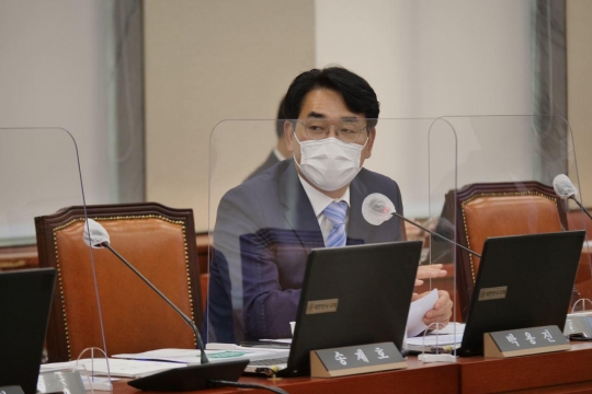 국회 정무위원회 소속 더불어민주당 박용진 의원이 12일 금융위원회에 대한 국정감사에서 은성수 금융위원장에게 질의를 하고 있다. 사진=박용진 의원실