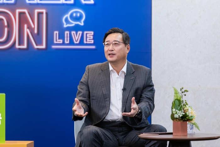 김남구 한국투자금융그룹회장이 지난 8일, 유튜브 생방송 ‘TALK ON LIVE’로 온라인 채용설명회를 열고 학생들의 질문에 답하고 있다/사진=한국투자증권