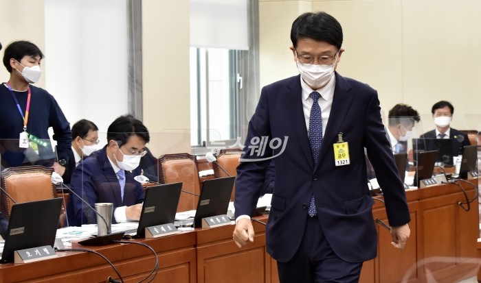 12일 국회 정무위원회 국정감사에서 증인 선서를 마치고 답변석에 들어서는 장석훈 삼성증권 사장. 사진=이수길 기자 leo2004@newsway.co.kr