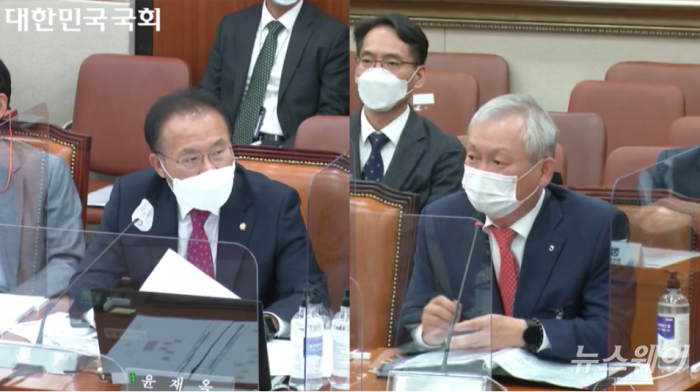 윤재욱 국민의힘 의원이 13일 오후 국회 정무위원회 국정감사에서 정영채 NH투자증권 대표에게 질의하고 있다.