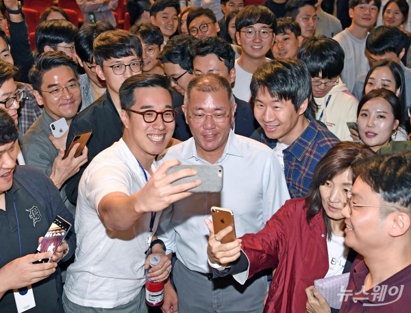 지난해 10월 양재동 본사에서 열린 타운홀 미팅에서 정의선 당시 수석부회장이 직원들과 사진을 찍고 있는 모습. 사진=현대차그룹