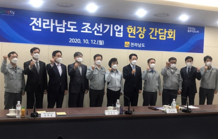 전남테크노파크가 12일 영암 현대삼호중공업에서 전라남도, 현대삼호중공업, 전남대불산학융합원 간 상생협력 업무협약을 체결하고 있다.