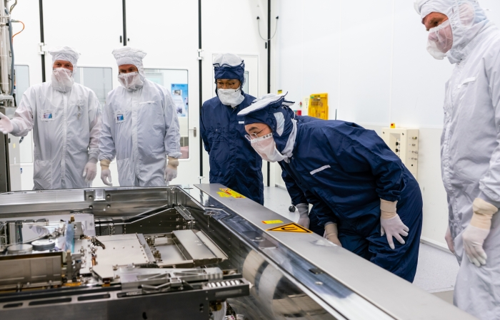 왼쪽부터 ASML 관계자 2명, 김기남 삼성전자 DS부문장 부회장, 이재용 삼성전자 부회장, 마틴 반 덴 브링크(Martin van den Brink) ASML CTO. 사진=삼성전자 제공