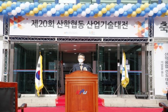 개막식 환영사중인 박건수 총장
