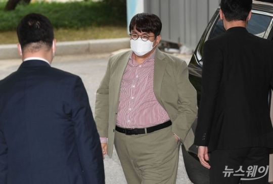 방시혁 의장이 15일 오전 서울 여의도 한국거래소 1층 로비에서 열린 빅히트엔터테인먼트 상장기념식에 참석하고 있다. (사진=사진공동취재단)