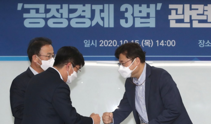 민주연구원 원장인 홍익표 더불어민주당 의원이 이용석 SK경영경제연구소 부사장과 인사하고 있다. 사진=연합뉴스