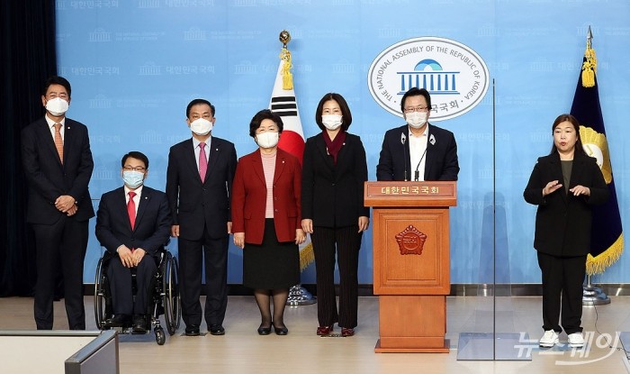 국민의힘 복지위, 백신 사망사건 성명발표. 사진=이수길 기자 leo2004@newsway.co.kr 강기윤 간사를 비롯한 보건복지위원회 소속 의원들이 22일 서울 여의도 국회 소통관에서 기자회견을 갖고 독감 백신 접종 후 사망 사건 관련 성명을 발표하고 있다.