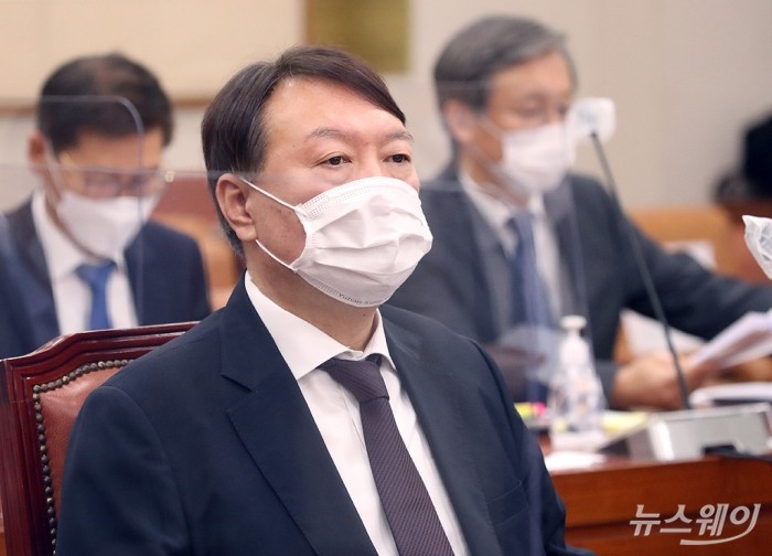 법제사법위원회 국정감사-대검찰청. 사진=이수길 기자 leo2004@newsway.co.kr 윤석열 검찰총장이 22일 서울 여의도 국회에서 열린 법제사법위원회의 대검찰청에 대한 국정감사에 출석해 자리하고 있다. 2020.10.22.