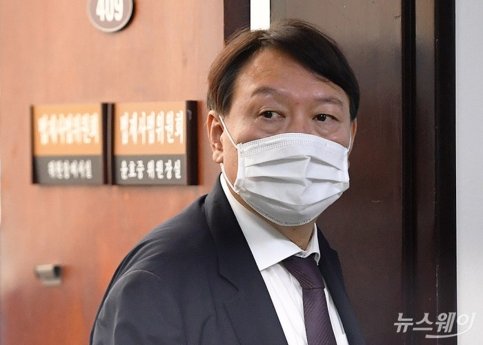법제사법위원회 국정감사-대검찰청. 사진=이수길 기자 leo2004@newsway.co.kr 윤석열 검찰총장이 22일 오전 서울 여의도 국회에서 열린 법제사법위원회의 대검찰청에 대한 국정감사에 출석하기 전 윤호중 법사위원장과 면담을 마친 뒤 나오고 있다.
