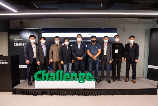 DB손해보험이 지난 21일 개최한 ‘교통·환경챌린지’ 2기 온라인 데모데이 행사 참가자들이 기념촬영을 하고 있다. 사진=DB손해보험
