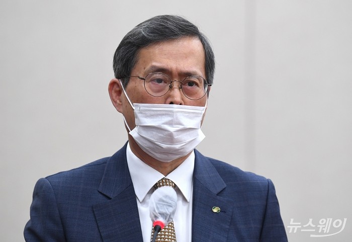 산업통상자원중소벤처기업위원회국정감사-산업통상자원부 종합감사. 사진=이수길 기자 leo2004@newsway.co.kr 정재훈 한국수력원자력 사장이 22일 서울 여의도 국회에서 열린 산업통상자원중소벤처기업위원회의 산업통상자원부에 대한 종합감사에 출석해 의원 질의에 답변하고 있다.