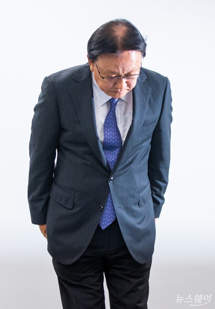 박근희 CJ대한통운 대표이사, 택배 노동자 사망 사건 관련 사과문 발표. 사진=이수길 기자 leo2004@newsway.co.kr 박근희 CJ대한통운 대표이사가 22일 오후 서울 중구 태평로빌딩에서 택배 노동자 사망 사건과 관련해 사과문을 발표를 마치고 고개 숙여 인사하고 있다.
