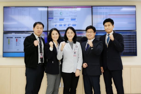 림 커맨드센터 상황실 앞에서(왼쪽부터) 석만근 대리, 안명희 팀장, 이미연 센터장, 황상근 대리, 태호열 계장