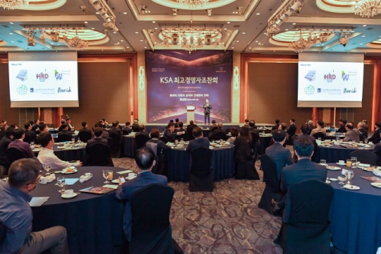 10월 KSA 최고경영자조찬회에서 퀀텀인사이트 황성현 대표가 펜데믹 이후의 조직과 인재관리 전략이라는 주제로 강연을하고있다.