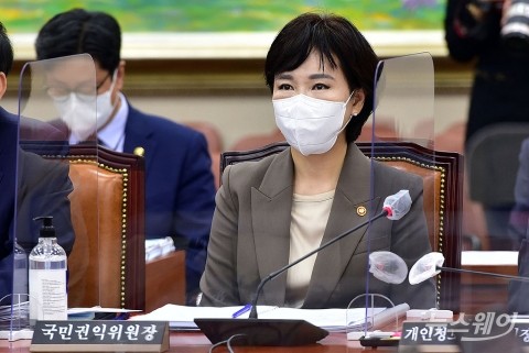 버티는 전현희 국민권익위장 "직원들 괴롭히기식 감사 중단돼야"