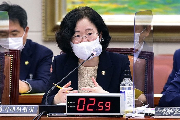 정무위원회 국정감사-국무조정실,국무총리비서실,공정거래위,국민권익위등 종합감사. 사진=이수길 기자 leo2004@newsway.co.kr 22일 국회에서 열린 정무위원회의 국무조정실, 국무총리비서실, 공정거래위원회 등에 대한 종합감사에서 조성욱 공정거래위원장이 의원 질의에 답변을 하고 있다.