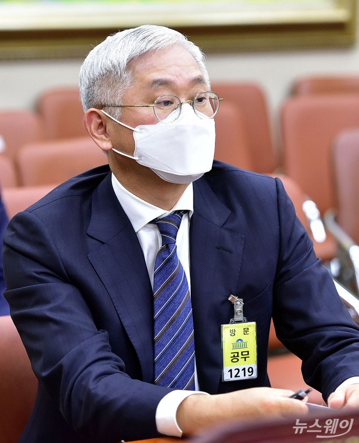 정무위원회 국정감사-서경배 아모레퍼시픽 대표가 22일 국회에서 열린 정무위원회의 국무조정실, 국무총리비서실, 공정거래위원회 등에 대한 종합 국정감사에 일반증인으로 출석해 자리하고 있다. 사진=이수길 기자 leo2004@newsway.co.kr