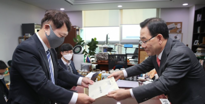 문재인 대통령에게 드리는 10가지 질문 전달하는 주호영 국민의힘 원내대표. 사진=연합뉴스