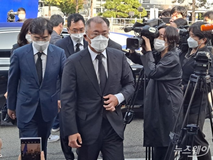 정의선 현대차 회장이 26일 오전 고 이건희 회장 장례식장에 도착한 모습. 사진=김정훈 기자