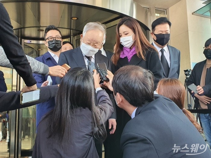 손경식 경총 회장이 26일 고 이건희 회장의 장례식장을 찾아 조문을 마친 뒤 취재진 질문에 답하고 있다. 사진=임정혁 기자