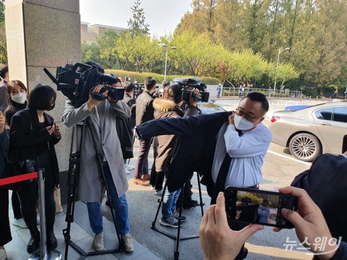 고동진 삼성전자 대표이사 사장이 26일 오후 장례식장에 도착해서 급히 빈소로 이동하고 있다. 사진=임정혁 기자