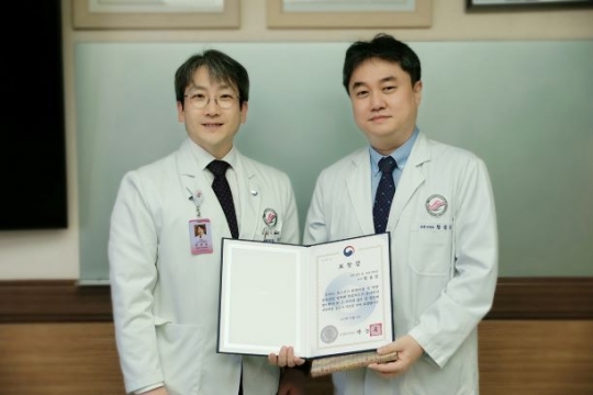 유경호 병원장과 황용일 교수 기념촬영 모습