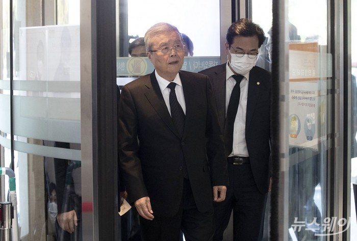 故 이건희 삼성그룹 회장의 빈소. 사진=이수길 기자 leo2004@newsway.co.kr 김종인 국민의힘 비상대책위원장이 26일 오후 서울 강남구 삼성서울병원 장례식장에 마련된 故 이건희 삼성그룹 회장의 빈소 조문을 하고 있다.