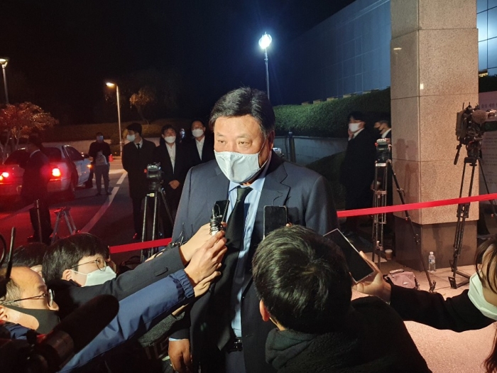 26일 오후 삼성서울병원에 마련된 이건희 삼성 회장 빈소를 찾은 서정진 셀트리온 회장이 조문을 마친 뒤 취재진 질문에 답하고 있다. 사진=임정혁 기자