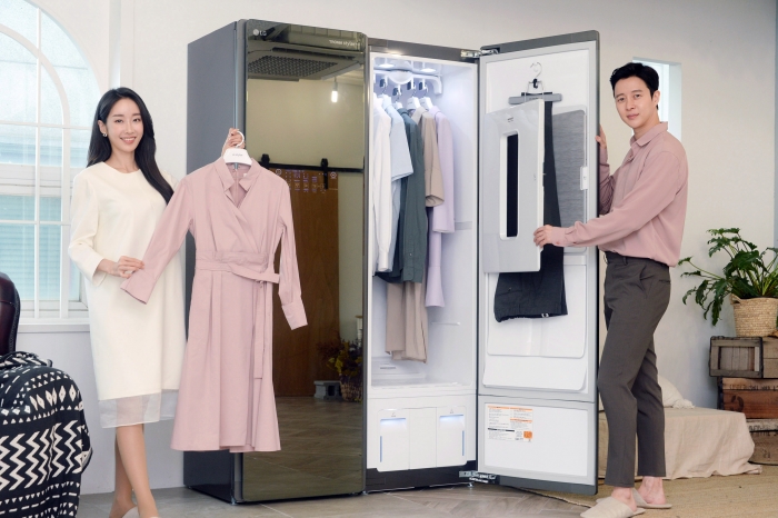 LG전자가 29일 의류를 더 편리하고 더 꼼꼼하게 관리해주는 트롬 스타일러 블랙에디션2를 출시한다. 모델들이 신제품을 소개하고 있다. 사진=LG전자 제공