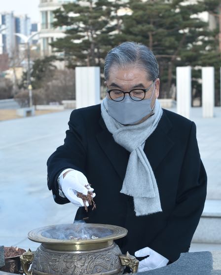  이재정 경기도교육감, 수원 현충탑 참배···새해 공식 일정 시작 기사의 사진